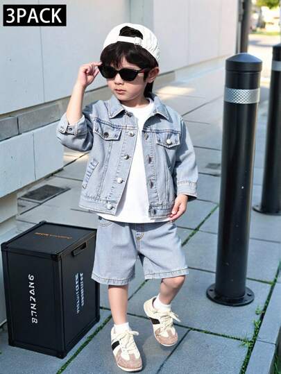 3 件套幼儿男童休闲纯白和牛仔蓝服装套装 - 圆领白色 T 恤、牛仔翻领长袖夹克和简约牛仔短裤，非常适合外出、家居服、运动和派对