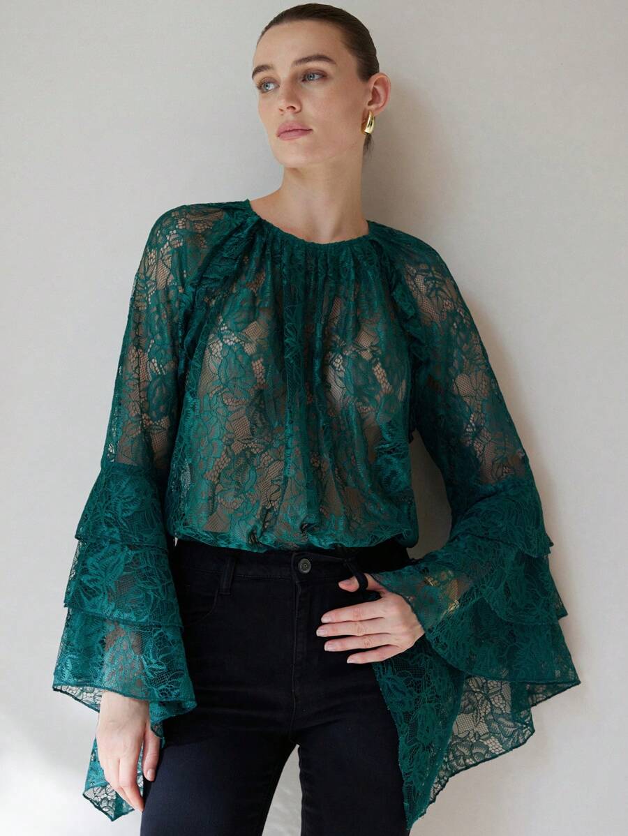 Aveloria Modichic 法式复古优雅女性浪漫约会奢华高端设计精致重型纯色蕾丝面料圆领褶饰设计荷叶边拼布不对称喇叭袖衬衫 - 墨綠色 - 查看 1