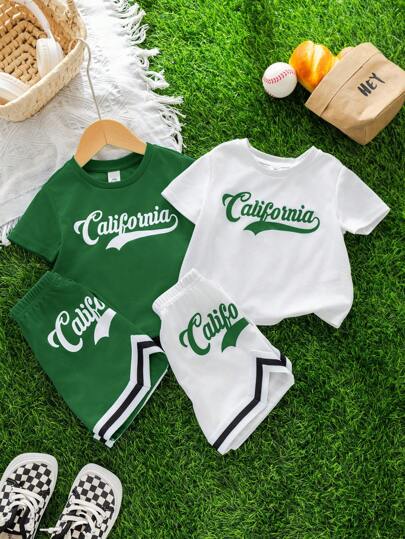 SHEIN Conjunto de 4 piezas de estilo deportivo casual para niño pequeño, con camiseta de punto de cuello redondo con estampado de letras y hombros caídos, y pantalones cortos de color contrastante, adecuado para usar en primavera/verano, en casa o en actividades al aire libre