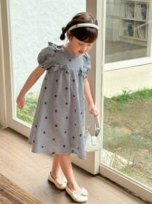 SHEIN Vestido de estilo coreano/japonés para niñas pequeñas con cuello redondo, mangas abullonadas y diseño de cuadros estilo princesa - Blanco y Negro - Ver 2