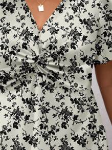 SHEIN Frenchy 大码休闲简约玫瑰印花夏季连衣裙，花卉中长连衣裙，黑色花卉中长连衣裙秋季波西米亚风