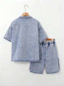 SHEIN 青少年男童两件套时尚休闲复古夏季套装，浅蓝色牛仔面料，清爽舒适宽松，包括一件牛仔翻领短袖上衣和一条工装风口袋设计的舒适宽松牛仔短裤。两件套童装，柔软舒适，适合日常穿着，也适合春夏、夏日派对、音乐节、海滩等场合，秋季也适合返校季穿着，展现复古街头朋克风。