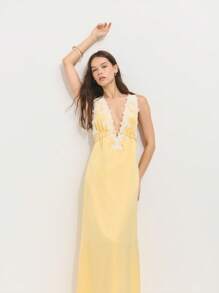Nöista 这款奶油黄色缎面连衣裙，饰有精致蕾丝花边，后背配有吊带。柔和的光泽和浪漫的领口带来复古迷人的气息，非常适合约会之夜或日落度假。