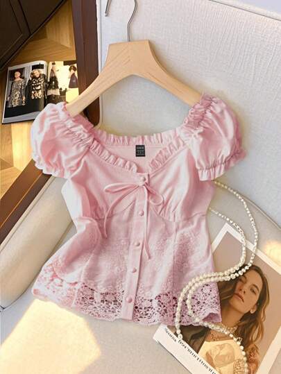 Franclia Top ajustada y corta con hombros descubiertos, estilo francés elegante y dulce, con lazo y encaje en contraste, adecuada para primavera y verano