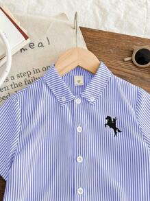 SHEIN 1 件年轻男孩休闲学院风舒适时尚简约实用百搭条纹翻领短袖衬衫适合返校适合生日派对、晚会、表演、婚礼、洗礼、开幕式日常适合日常使用适合上学适合旅行适合运动适合春夏季节 - 藍色 - 查看 6