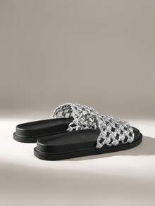 Solecia 女士镂空设计平底时尚凉鞋，适合日常穿着 - 銀色 - 查看 4