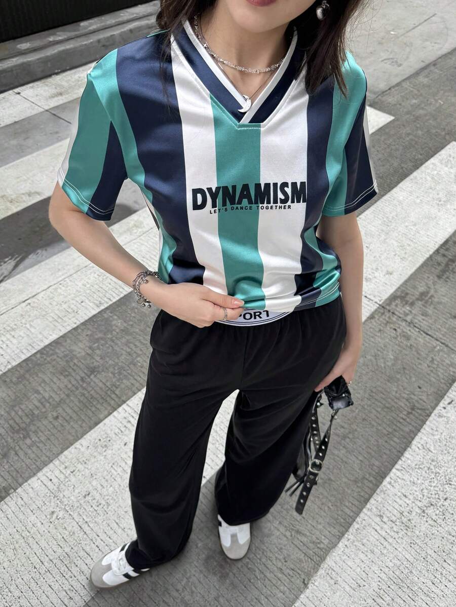 SHEIN Conjunto de camiseta informal con cuello en V, manga corta, estampado de rayas en contraste y texto para adolescentes niñas - Multicolor - Ver 1