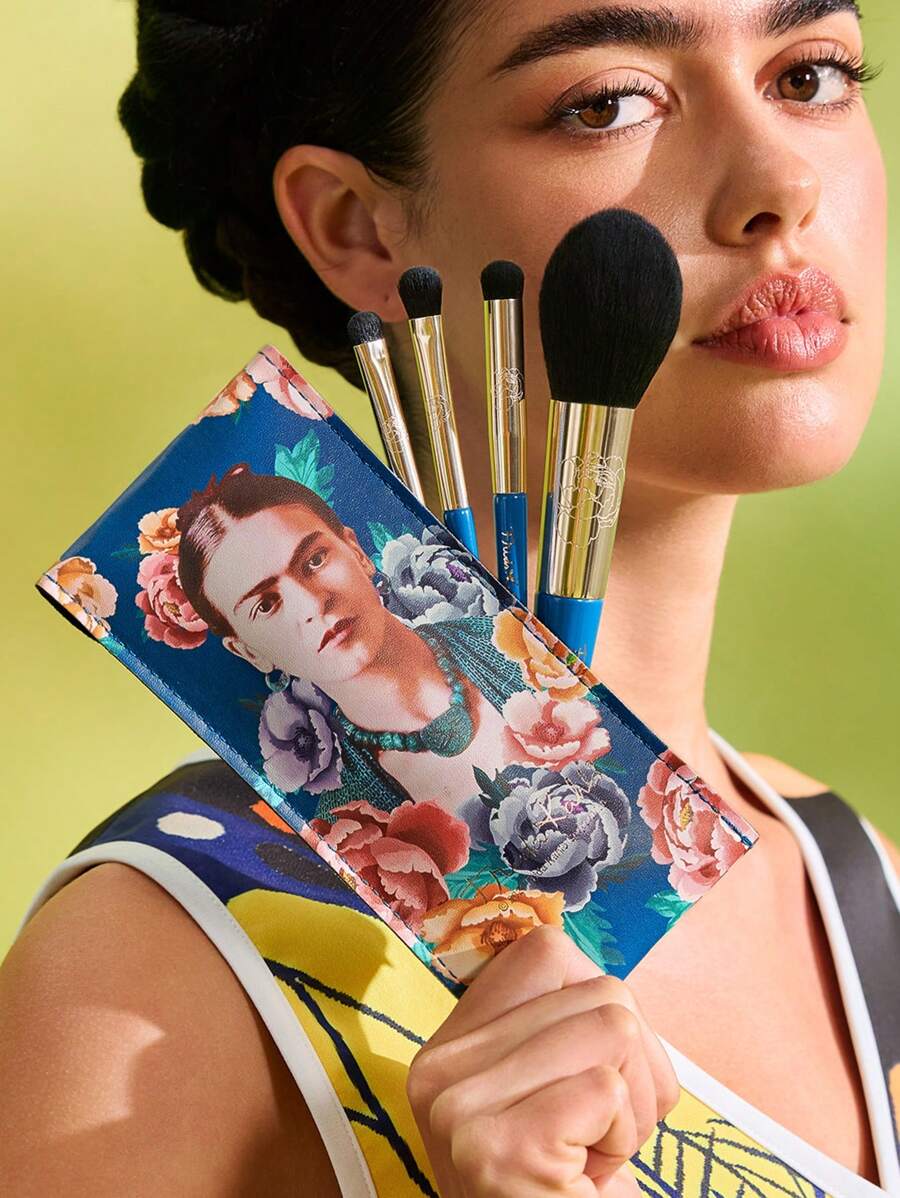 Frida Kahlo X SHEIN 5 件图形雕刻化妆刷套装，包括散粉刷 + 眼影刷 + 大眼影刷 + 细节眼影刷 + 化妆刷收纳袋，刷毛柔软，具有强大的抓粉和放粉能力，适合初学者轻松打造精致妆容，花朵，艺术，优雅 - 藍色 - 查看 1