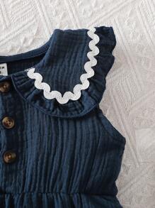 SHEIN Vintaside Kids 可爱的浅蓝色无袖连衣裙，配有彼得潘领和珍珠装饰，适合日常休闲穿着，也可作为婴儿连体衣穿着。 - 藍色 - 查看 5
