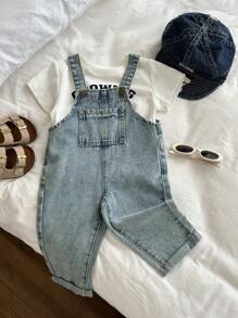 SHEIN 男婴石洗休闲柔软可爱蓝色卷边翻盖口袋宽松牛仔背带裤连体裤牛仔裤，儿童服装男童服装日常服装春夏秋冬服装，男童街头服装，男童乡村服装，男童度假服装 - 中等水洗藍 - 查看 1