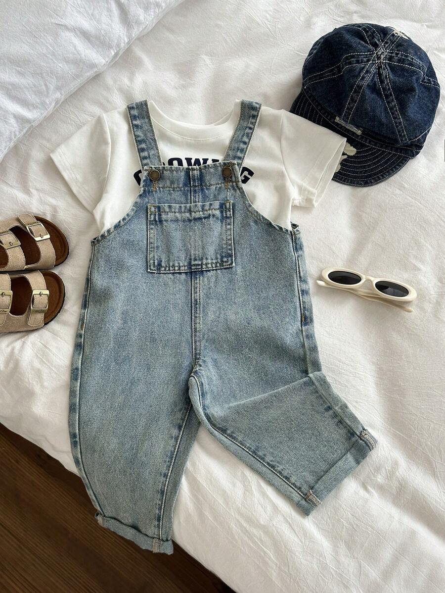 SHEIN 男婴石洗休闲柔软可爱蓝色卷边翻盖口袋宽松牛仔背带裤连体裤牛仔裤，儿童服装男童服装日常服装春夏秋冬服装，男童街头服装，男童乡村服装，男童度假服装 - 中等水洗藍 - 查看 1