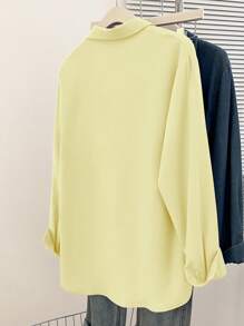SHEIN EZwear Blusa informal de mujer talla grande con un solo abotonado, bolsillo, manga larga y de unicolor