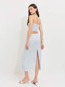 Nöista Ensemble de deux pièces doux à la lavande, comportant un crop top sans manches avec des bretelles ajustables et une jupe midi taille haute. Fabriqué dans un tissu délicat brodé avec une texture florale subtile. Élégant, féminin, chic, respirant, léger, stylé, d'été, sophistiqué, confortable, gracieux, polyvalent, romantique, frais, moderne. - Bleu azur - Voir 2