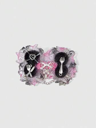 Anime Fermaglio per capelli a crociera con lama, forchetta e catena, decorato con delicato pizzo e sfumato rosa come accessorio chic e versatile di , adatto per tutte le stagioni