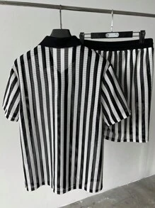 Manfinity Hypemode Conjunto casual de camisa de manga corta a rayas y pantalones cortos de un solo abotonado para hombre en verano
