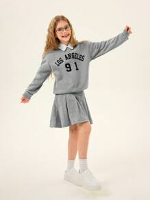 SHEIN Set de 2 piezas de niña preadolescente, camisa estilo universitario americano con estampado de letras en inglés y falda plisada, conjunto de sudadera informal