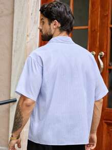HIMLAND Camisa de manga corta con rayas y bordado estilo americano, de corte holgado y casual para hombres