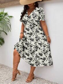 SHEIN Frenchy 大码休闲简约玫瑰印花夏季连衣裙，花卉中长连衣裙，黑色花卉中长连衣裙秋季波西米亚风