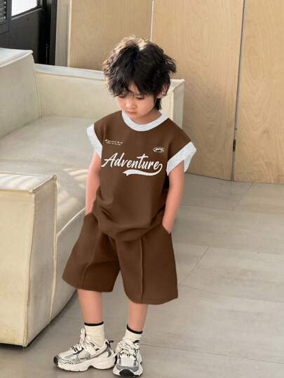 SHEIN 两件套男童舒适日常百搭时尚宽松日韩风简约运动风字母印花T恤短裤套装，包含一件无袖短袖针织背心和一件T恤，适合春夏季节、日常生活、运动、校园、聚会、节日、演出、摄影、返校季等场合。
