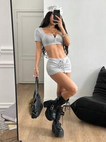 Coolane Conjunto de 2 piezas para mujer compuesto por una camiseta crop gris de ajuste ceñido con botones y una minifalda de talle bajo, atuendo de verano para salir, estilo vintage Y2K gyaru, ropa diaria