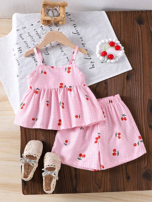 SHEIN Vintaside Kids Conjunto de top de tirantes y pantalones cortos para niña pequeña con estampado de cerezas y cuadros rosas y blancos, outfit de verano transpirable y cómodo