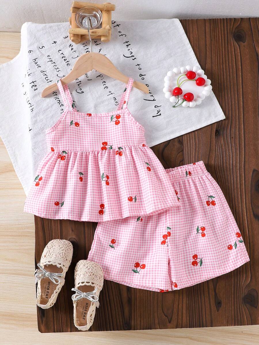 SHEIN Vintaside Kids 小女孩（小码）粉色和白色格子樱桃印花吊带背心和短裤套装，透气舒适的夏季服装