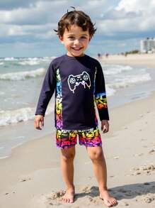 SHEIN Conjunto de traje de baño de dos piezas con estampado de mando de videojuegos para niño pequeño, que incluye top de manga larga y pantalón de baño, atuendo de playa