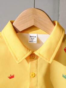 SHEIN 1 件男童休闲学院风皇冠图案短袖 Polo 衫，舒适百搭，适合外出和上学，春夏季 - 黃色 - 查看 3