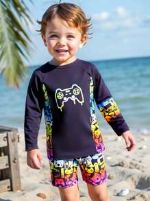 SHEIN Conjunto de traje de baño de dos piezas con estampado de mando de videojuegos para niño pequeño, que incluye top de manga larga y pantalón de baño, atuendo de playa