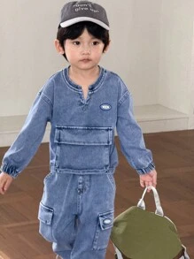 SHEIN 男童时尚百搭舒适圆领、N 领、松紧袖口、大前袋、小徽章、松紧腰、多口袋针织牛仔裤两件套 - 中等水洗藍 - 查看 6