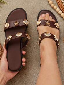Solezae 百搭女士棕色 PU 双带拖鞋 金色贝壳图案防滑沙滩凉鞋 度假春夏母亲节礼物 - 咖啡棕 - 查看 2