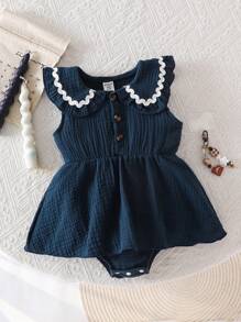 SHEIN Vintaside Kids 可爱的浅蓝色无袖连衣裙，配有彼得潘领和珍珠装饰，适合日常休闲穿着，也可作为婴儿连体衣穿着。 - 藍色 - 查看 3