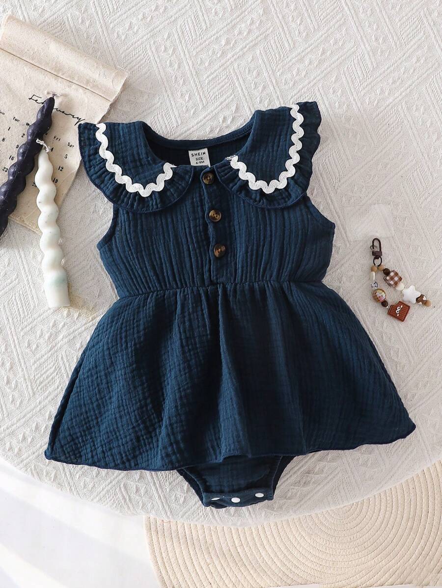 SHEIN Vintaside Kids 可爱的浅蓝色无袖连衣裙,配有彼得潘领和珍珠装饰,适合日常休闲穿着,也可作为婴儿连体衣穿着。 - 藍色 - 查看 1