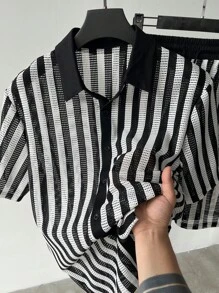 Manfinity Hypemode Conjunto casual de camisa de manga corta a rayas y pantalones cortos de un solo abotonado para hombre en verano