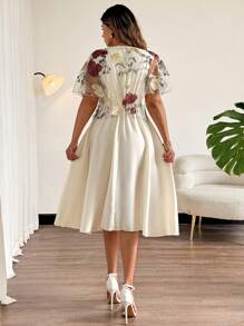 Flirla Vestido de talla grande para mujer con estampado floral bordado, cuello redondo, manga corta abullonada, 2 en 1 de largo medio, adecuado para citas y atuendo de vacaciones - Albaricoque - Ver 2