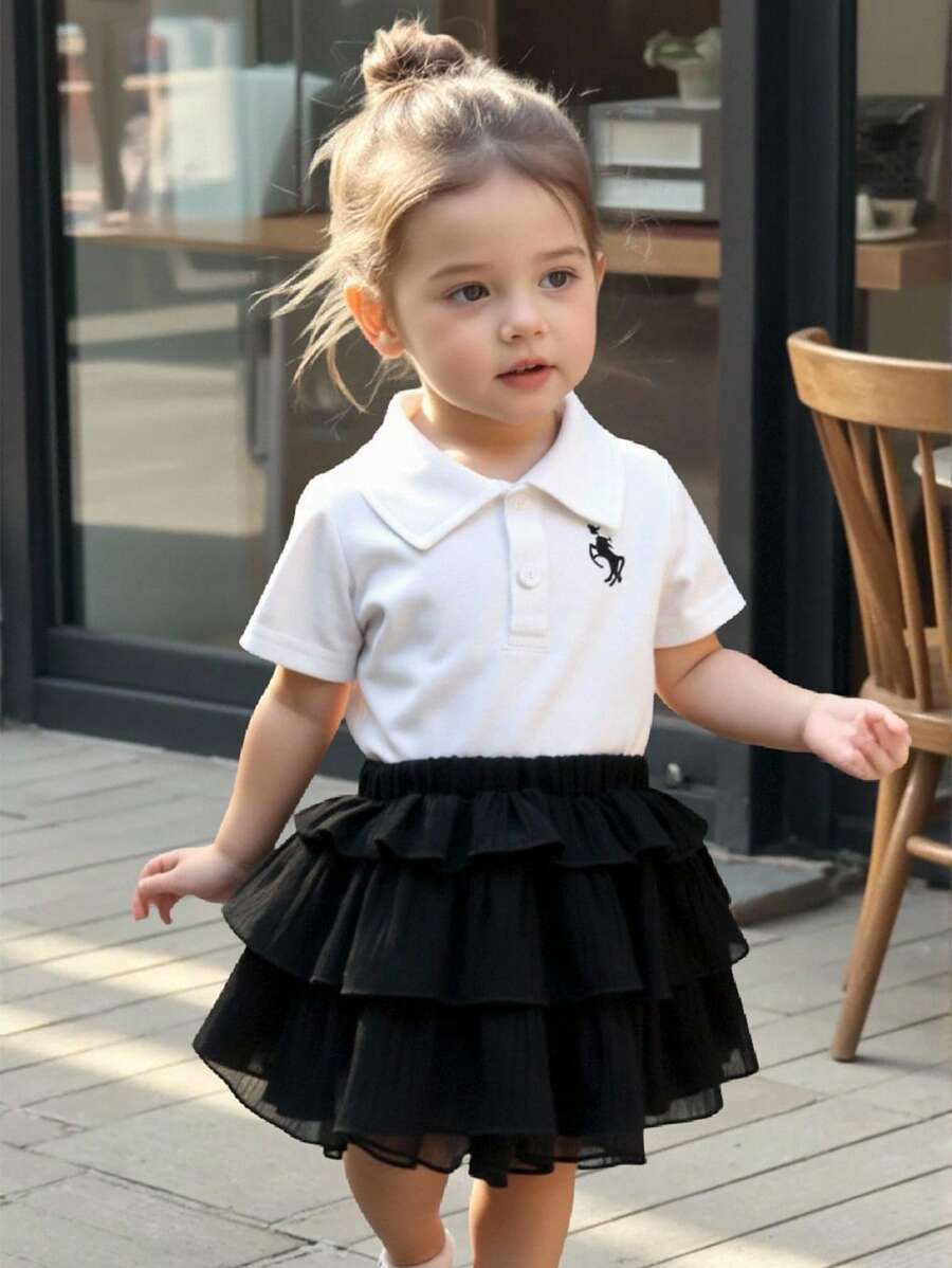 SHEIN Ensemble chemise polo blanche élégante et douce avec col et logo mignon de cheval, assorti à une jupe noire à volants. Tenue d'été pour bébé fille - Noir - Voir 1