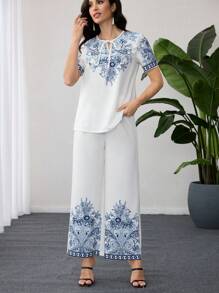 Lacomfia Conjunto de 2 piezas verano 2025: Top suelto con cuello en V y estampado vintage & Pantalones de pierna ancha, versátil y elegante - Azul - Ver 5