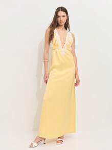 Nöista 这款奶油黄色缎面连衣裙，饰有精致蕾丝花边，后背配有吊带。柔和的光泽和浪漫的领口带来复古迷人的气息，非常适合约会之夜或日落度假。