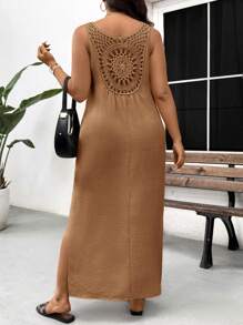 SHEIN Frenchy Gaun Maxi Kasual Liburan Tanpa Lengan Ukuran Besar dengan Leher V dan Patchwork Renda serta Belahan - Coklat - View 4