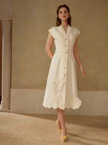 MOTF PREMIUM 翻领刺绣花卉图案搭扣系腰带纽扣连衣裙 - 杏色 - 查看 5