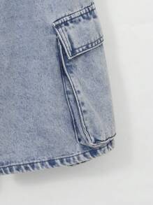 SHEIN 青少年男童两件套时尚休闲复古夏季套装，浅蓝色牛仔面料，清爽舒适宽松，包括一件牛仔翻领短袖上衣和一条工装风口袋设计的舒适宽松牛仔短裤。两件套童装，柔软舒适，适合日常穿着，也适合春夏、夏日派对、音乐节、海滩等场合，秋季也适合返校季穿着，展现复古街头朋克风。