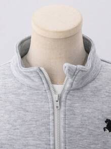 SHEIN 1 件装年轻男童休闲学院风舒适纯色刺绣骏马图案拉链前开襟夹克外套，百搭时尚 - 灰色 - 查看 6