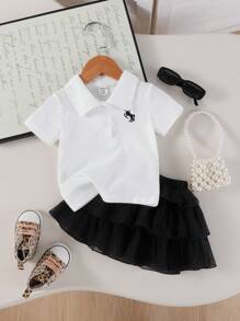 SHEIN Ensemble chemise polo blanche élégante et douce avec col et logo mignon de cheval, assorti à une jupe noire à volants. Tenue d'été pour bébé fille - Noir - Voir 2