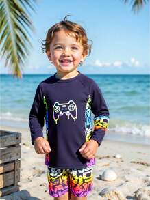 SHEIN Conjunto de traje de baño de dos piezas con estampado de mando de videojuegos para niño pequeño, que incluye top de manga larga y pantalón de baño, atuendo de playa
