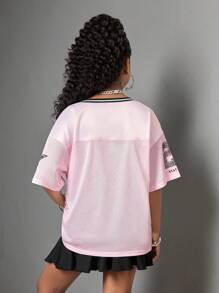 Tween Girls 街头休闲缎面网眼字母印花 V 领宽松 T 恤 + 黑色针织纯色抽绳腰部分层下摆半身裙套装，返校季 - 粉色 - 查看 2