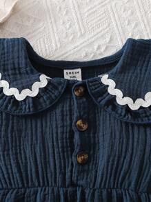 SHEIN Vintaside Kids 可爱的浅蓝色无袖连衣裙，配有彼得潘领和珍珠装饰，适合日常休闲穿着，也可作为婴儿连体衣穿着。 - 藍色 - 查看 4