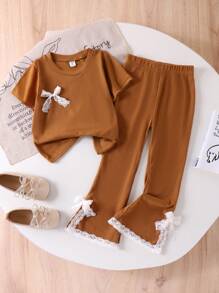 Genkimix Kids Set de 2 piezas para niñas jóvenes (talla pequeña) con top de manga corta con cuello redondo cómodo con rayas, decoración de lazo de encaje blanco y pantalón largo casual, para primavera y otoño