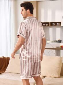 SHEIN Conjunto de pijama de hombre con estampado de rayas, short con bolsillo y manga corta