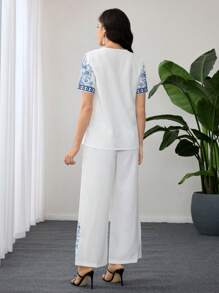Lacomfia Conjunto de 2 piezas verano 2025: Top suelto con cuello en V y estampado vintage & Pantalones de pierna ancha, versátil y elegante - Azul - Ver 2