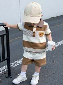 SHEIN Playful Pals 男婴婴儿休闲可爱熊刺绣徽章不对称条纹短袖 Polo 衫和短裤套装，适合夏季